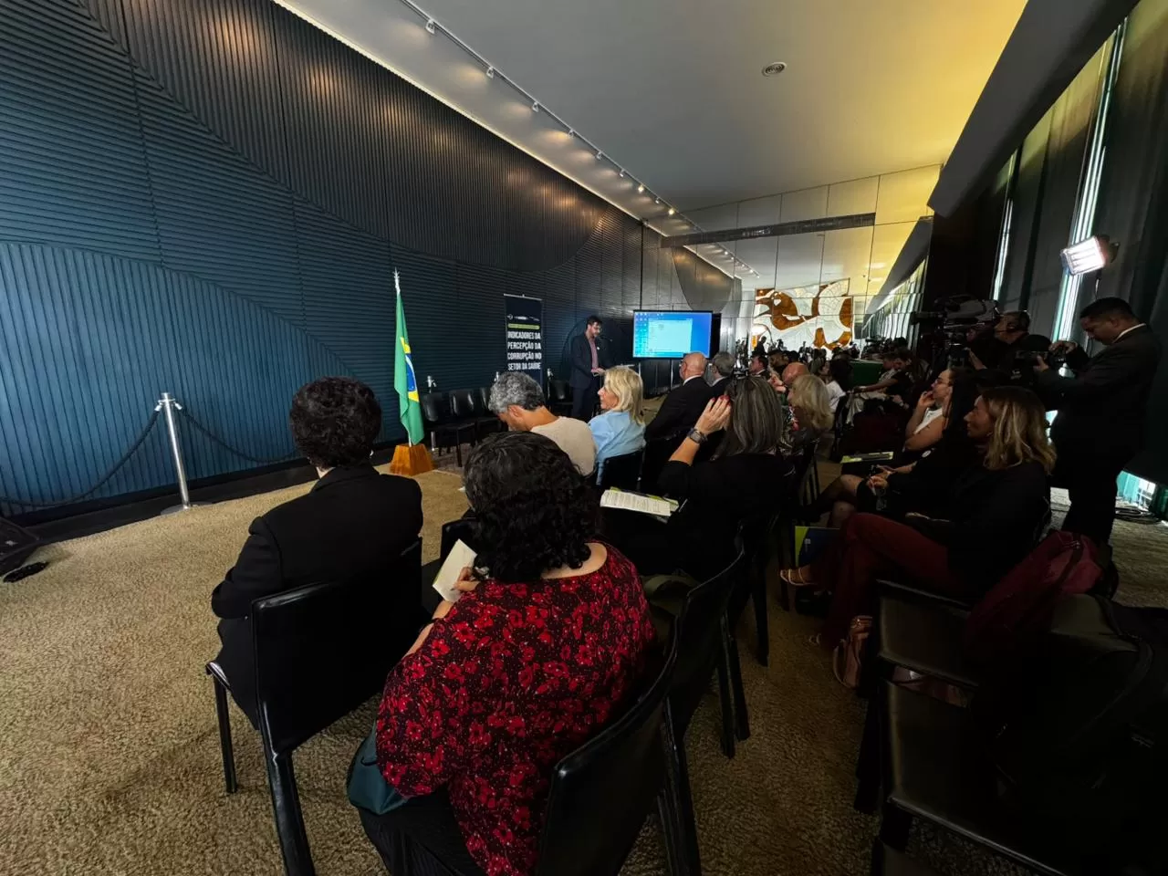 Frente Parlamentar Mista da Saúde recebe apresentação de pesquisa inédita sobre percepção da corrupção na saúde na Câmara dos Deputados Frente Parlamentar Mista da Saúde recebe apresentação de pesquisa inédita sobre percepção da corrupção na saúde na Câmara dos Deputados